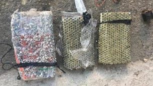 قنبلة تحتوي على شظايا معدينة صنعها أحد عناصر حركة حماس في مدينة الخليل بالضفة الغربية بهدف استخدامها في هجوم تم التخطيط له في القدس، والتي عثرت عليها القوات الإسرائيلية وقامت بإبطال مفعولها في يونيو 2019.  (Shin Bet)