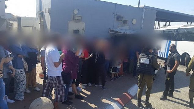 احتجاز فلسطينيين عند حاجز في منطقة القدس بعد أن حاولوا دخول إسرائيل بصورة غير شرعية بهدف زيارة الشاطئ، 15 أغسطس، 2019.  (Israel Police)