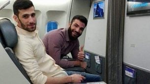 حسن يوسف زبيب، يسار، وياسر أحمد ضاهر، عنصرا حزب الله اللذان قُتلا في غارة جوية إسرائيلية في سوريا ردا على مخطط لإطلاق طائرات مسيرة محملة بمتفجرات تجاه إسرائيل، خلال رحلة قاما بها إلى إيران من لبنان في صورة غير مؤرخة.  (Israel Defense Forces)