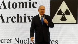 رئيس الوزراء بينيامين نتنياهو يلقي خطابا حول وثائق تمكنت إسرائيل من الحصول عليها يقول إنها تثبت أن إيران كذبت بشأن برنامجها النووي، في وزارة الدفاع في تل أبيب، 30 أبريل، 2018. 
(AFP Photo/Jack Guez)
