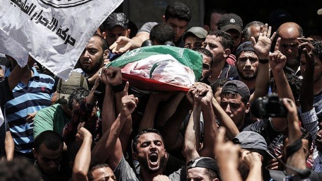 صورة توضيحية/ تشييع جثمان مقاتل تابع لحماس في جباليا، شمال قطاع غزة، 7 اغسطس 2018 (AFP/MAHMUD HAMS) صورة توضيحية/ تشييع جثمان مقاتل تابع لحماس في جباليا، شمال قطاع غزة، 7 اغسطس 2018 (AFP/MAHMUD HAMS)