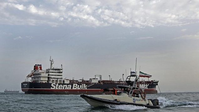 صورة تم التقاطها في 21 يوليو، 2019، للحرس الثوري الإيراني وهو يقوم بدورية حول ناقلن النفط ’ستينا إمبيرو’ التي تحمل العلم البريطاني وهي ترسو قبال ميناء بندر عباس.  (Hasan Shirvani/Mizan News Agency/AFP)