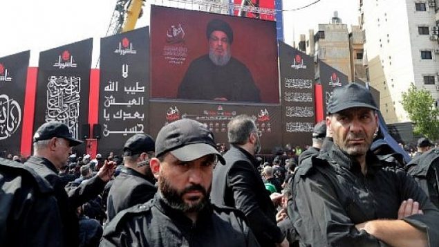 توضيحية: مناصرو منظمة حزب الله يحتشدون لمشاهدة بث كملة الأمين العامة للمنظمة، حسن نصر الله، على شاشة ضخمة، في بلدة العين في سهل البقاع اللبناني، 25 أغسطس، 2019.  (AFP)