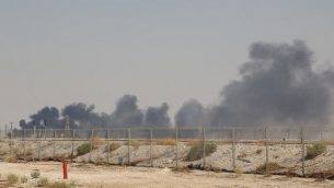 الدخان يتصاعد من منشأة نفطية تابعة لأرامكو في بقيق، حوالي 60كلم جنوب غرب الظهران في محافظة السعودية الشرقية، 14 سبتمبر 2019 (AFP)