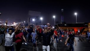 متظاهرون مصريون ينادون الى الاطاحة بالرئيس عبد الفتاح السيسي في وسط مدينة القاهرة، 20 سبتمبر 2019 (STR/AFP)