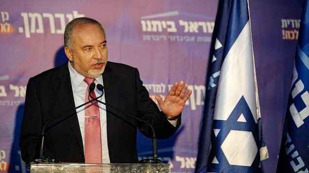 وزير الدفاع السابق أفيغدور ليبرمان يتحدث لأعضاء حزبه ’يسرائيل بيتنو’ خلال لقاء في القرية التعاونية "يد هشمونا’ بالقرب من القدس، 22 سبتمبر، 2019. (GIL COHEN-MAGEN / AFP)
