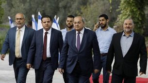 (من اليسار إلى اليمين) أعضاء تحالف ’القائمة المشتركة’ أسامة سعدي وأيمن عودة وأحمد الطيبي ومنصور عباس يصلون للقاء مع الرئيس الإسرائيلي، لاتخاذ قرار بشأن المرشح الذي سيتم تكليفه بمهمة تشكيل حكومة جديد، في القدس، 22 سبتمبر، 2019.  (MENAHEM KAHANA / AFP)