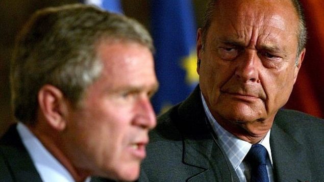 في هذه الصورة من الأرشيف والتي تم التقاطها في 26 مايو، 2002، يظهر الرئيس الأمريكي جورج دبليو بوش (يسار) والرئيس الفرنسي جاك شيراك خلال مؤتمر صحفي في حدائق قصر الإليزيه في باريس. (Tim SLOAN / AFP)