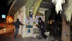 صورة توضيحية: اسرائيليون يفرون للملاجئ نتيجة انطلاق صفارات انذار في مدينة سديروت، 12 مارس 2014 (AFP/DAVID BUIMOVITCH)