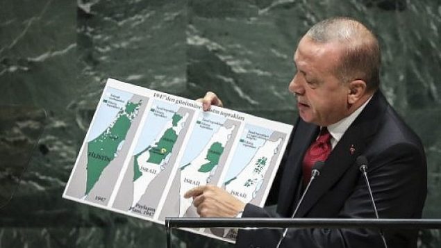 الرئيس التركي رجب طيب إردوغان يحمل خريطة لإسرائيل منذ عام 1947 تظهر ما يقول إنه توسع للحدود الإسرائيلية خلال خطاب ألقاه أمام المؤتمر السنوي للجمعية العامة للأمم المتحدة في مقر المنظمة في نيويورك، 24 سبتمبر، 2019. (Drew Angerer/Getty Images/AFP)