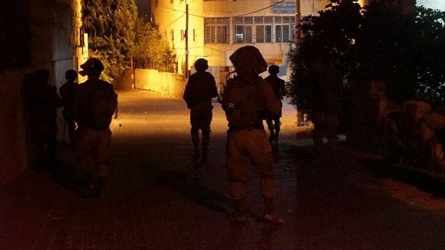 توضيحية: جنود إسرائيليون ينفذون مداهمات في الضفة الغربية، 28 سبتمبر، 2017. (Israel Defense Forces)