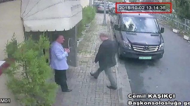 تظهر هذه الصورة المأخوذة من فيديو CCTV الصحفي السعودي جمال خاشقجي يدخل القنصلية السعودية في اسطنبول، يوم الثلاثاء، 2 أكتوبر، 2018 (CCTV/ Hurriyet via AP)
