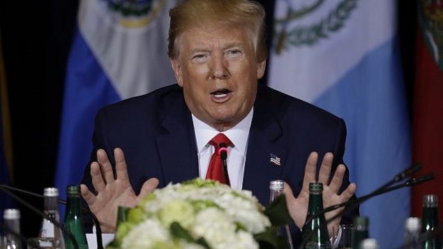 الرئيس الأمريكي دونالد ترامب يتحدث خلال اجتماع متعدد الأطراف حول فنزويلا في فندق ’إنتر كونتنينتل بارسلي’ على هامش دورة الجمعية العامة للأمم المتحدة، 25 سبتمبر، 2019، في نيويورك.  (AP Photo/Evan Vucci)