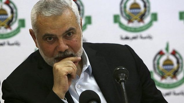 رئيس المكتب السياسي لحركة ’حماس’، إسماعيل هنية، يشارك في لقاء مع مراسلين أجانب في فندق ’المتحف’ في مدينة غزة، 20 يونيو، 2019. (AP Photo/Adel Hana)