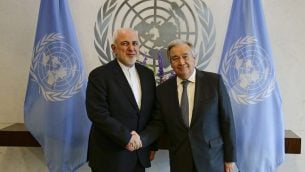 وزير الخارجية الإيراني محمد جواد ظريف يصافح امين عام الامم المتحدة انتونيو غوتيريش في مقر الامم المتحدة، 18 يوليو 2019 (AP Photo/Frank Franklin II)