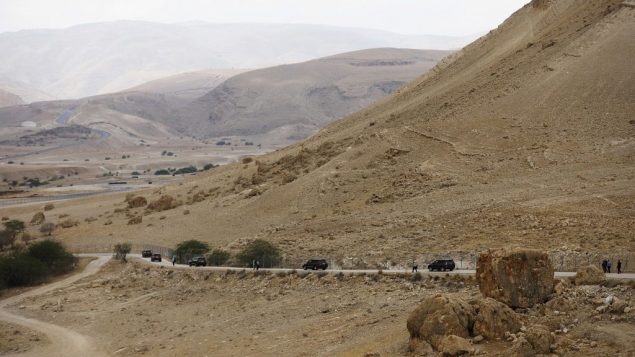 موكب يغادر بعد قيادة رئيس الوزراء بنيامين نتنياهو جلسة حكومة اسبوعية في غور الاردن، في الضفة الغربية، 15 سبتمبر 2019 (Amir Cohen/Pool via AP)