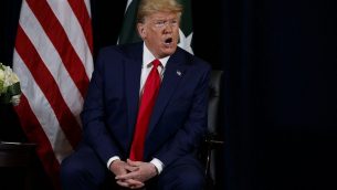 الرئيس الامريكي دونالد ترامب خلال لقاء مع رئيس الوزراء الباكستاني عمران حان على هامش الجمعية العامة للأمم المتحدة في نيويورك، 23 سبتمبر 2019 (Evan Vucci/AP)