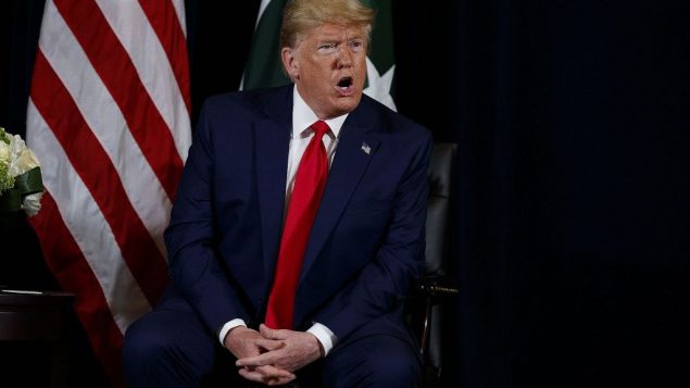 الرئيس الامريكي دونالد ترامب خلال لقاء مع رئيس الوزراء الباكستاني عمران حان على هامش الجمعية العامة للأمم المتحدة في نيويورك، 23 سبتمبر 2019 (Evan Vucci/AP)