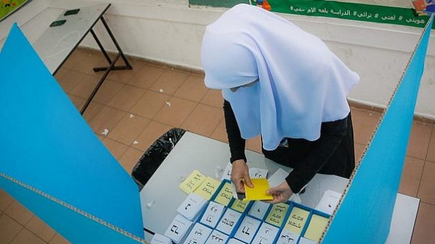 توضيحية: سيدة عربية تدلي بصوتها في مركز اقتراع خلال انتخابات السلطات المحلية في 30 أكتوبر، 2018، في كفر قاسم. (Roy Alima/Flash90)