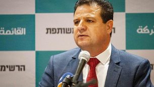 أيمن عودة، رئيس ’القائمة المشتركة’، يتحدث خلال مؤتمر صحفي في الناصرة، 27 يوليو، 2019. (Flash90)