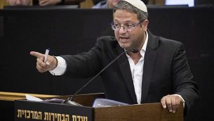 إيتمار بن غفير، رئيس حزب ’عوتسما يهوديت’ خلال حديثه دفاعا عن حزبه أمام لجنة الانتخابات المركزية في الكنيست، القدس، 14 أغسطس، 2019.  (Hadas Parush/Flash90)