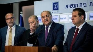 عضو الكنيست أحمد الطيبي، وسط، وأعضاء ’القائمة المشتركة’ خلال مؤتمر صحفي بعد الاجتماع مع رئيس الدولة رؤوفين ريفلين في مقر إقامة رئيس الدولة بالقدس، 22 سبتمبر، 2019.  (Yonatan Sindel/Flash90)