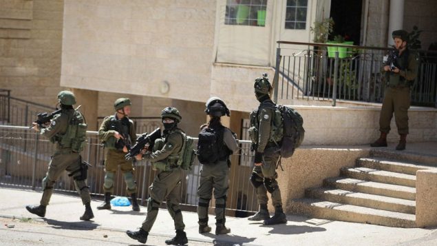 صورة توضيحية: قوات الامن خلال مداهمة في الضفة الغربية، 25 سبتمبر 2019 (Flash90)