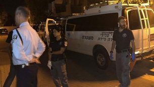 موقع جريمة قام خلالها مشتبه به بقتل والده وإصابة والدته طعنا في غان يافنيه، 26 سبتمبر، 2019. (Israel Police)