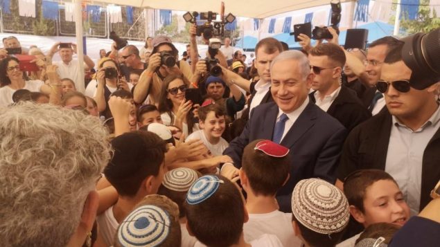 رئيس الوزراء بنيامين نتنياهو يلتقي بطلاب مدرسة في مستوطنة الكانا في الضفة الغربية، في اليوم الدراسي الأول، 1 سبتمبر 2019 (Courtesy)