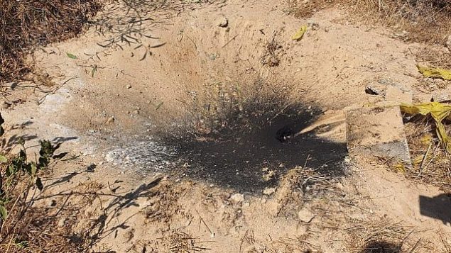 آثار سقوط صاروخ أطللق من قطاع غزة في حقل زراعي في منطقة حوف أشكلون بجنوب إسرائيل، 11 سبتمبر، 2019. (Hof Ashkelon Region)