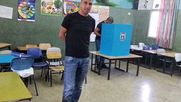 ناخبون عرب في مركز اقتراع في سخنين، 17 سبتمبر، 2019.(Adam Rasgon/Times of Israel)