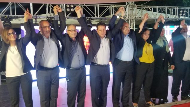 مرشحو حزب القائمة المشتركة يحتفلون بنتائج استطلاع القناة 13 بعد اغلاق صناديق الاقتراع، التي توقعت في بداية الامر حصول الحزب على 13 مقعدا في الكنيست، 18 سبتمبر 2019 (Adam Rasgon/Times of Israel)