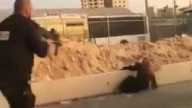 حارس امني يطلق النار على سيدة فلسطينية بغد سحبها سكين في حاجز قلنديا، 18 سبتمبر 2019 (screen capture)