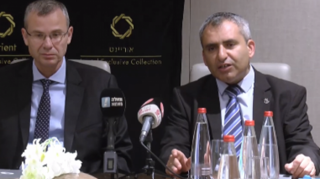 الوزيران يريف ليفين (يسار) وزئيف إلكين (الليكود) يتحدثان لوسائل الإعلام قبيل المفاوضات مع حزب ’أزرق أبيض’، 27 سبتمبر، 2019. (video screenshot)