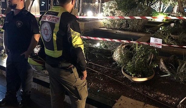 بركة زينة في تل ابيب صعق بضعة شبان بالكهرباء داخلها، 20 سبتمبر 2019 (Issachar Weiss/Magen David Adom) بركة زينة في تل ابيب صعق بضعة شبان بالكهرباء داخلها، 20 سبتمبر 2019 (Issachar Weiss/Magen David Adom)