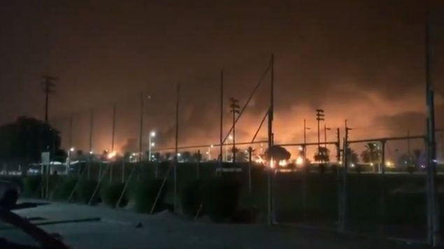 صورة شاشة من فيديو يظهر انفجارات في بقيق، السعودية، 14 سبتمبر 2019 (Twitter) صورة شاشة من فيديو يظهر انفجارات في بقيق، السعودية، 14 سبتمبر 2019 (Twitter)