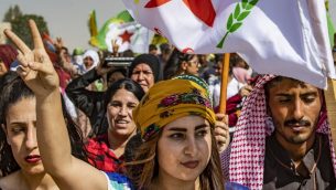 أكراد سوريون يتظاهرون ضد التهديدات التركية ضد التهديدات التركية بالقرب من قاعدة للتحالف الدولي بقيادة الولايات المتحدة على أطراف بلدة راس العين في محافظة الحسكة السورية بالقرب من الحدود مع تركيا، 6 أكتوبر، 2019.  (Delil SOULEIMAN / AFP)