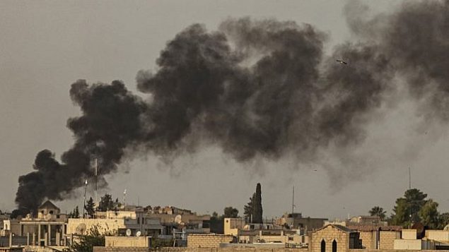 الدخان يتصاعد في أعقاب قصف تركي لبلدة راس العين في محافظة الحسكة شمال شرق سوريا على الحدود مع تركيا، 9 أكتوبر، 2019. (Delil SOULEIMAN / AFP)