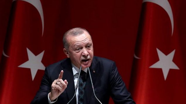 الرئيس التركي رجب طيب إردوغان يلقي كلمة خلال اجتماع مطول مع رؤساء المقاطعات لحزب ’العدالة والتنمية’ في أنقرة، تركيا، 10 أكتوبر، 2019.  (Adem ALTAN / AFP)