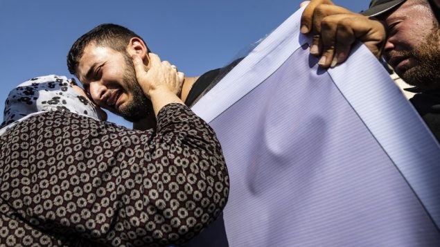 مشيعون يشاركون في جنازة القائدة السياسية الكردية هفرين خلف وآخرون بمن فيهم مدنيون ومقاتلون أكراد، في المالكية شمال شرق سوريا، 13 أكتوبر، 2019. ( Delil SOULEIMAN / AFP)