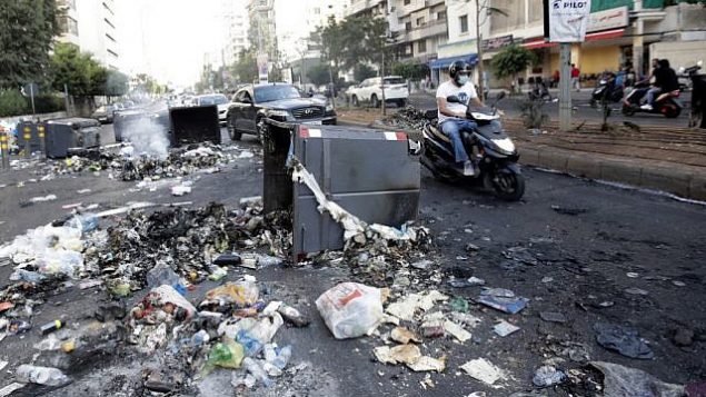 الحطام يملأ الشارع بعد مواجهات عنيفة بين متظاهرين وقوات الأمن في وسط العاصمة بيروت, 19 أكتوبر 2019 ، في أعقاب احتجاج على الظروف الاقتصادية القاسية. (Anwar Amro/AFP)