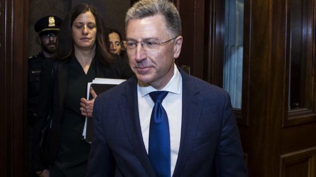 المبعوث الأميركي الخاص السابق إلى أوكرانيا كورت فولكر بعد الادلاء بشهادة خلف ابواب مغلقة بقيادة لجنة المخابرات في مجلس النواب في واشنطن، 3 اكتوبر 2019 (Zach Gibson/Getty Images/AFP)