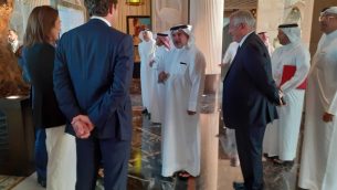 ولي العهد البحريني، سلمان بن حمد بن عيسى آل خليفة يصل إلى ورشة ’من السلام إلى الازدهار’ المنعقدة في العاصمة البحرينية المنامة، 25 يونيو، 2019. (Raphael Ahren/Times of Israel)