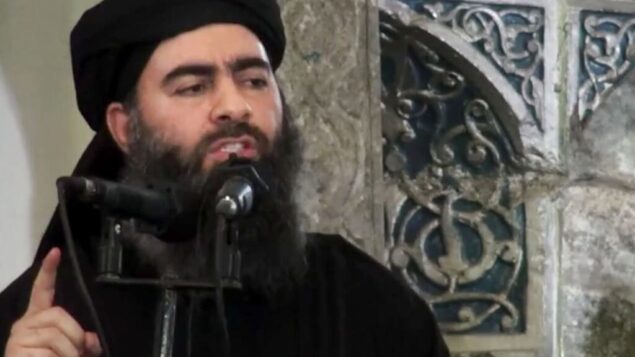 صورة شاشة من فيديو اصدره تنظيم الدولة الإسلامية في 5 يوليو 2014، يظهر فيه زعيم التنظيم ابو بكر البغدادي يلقي خطابا في مسجد في العراق (AP/Militant video, File)
