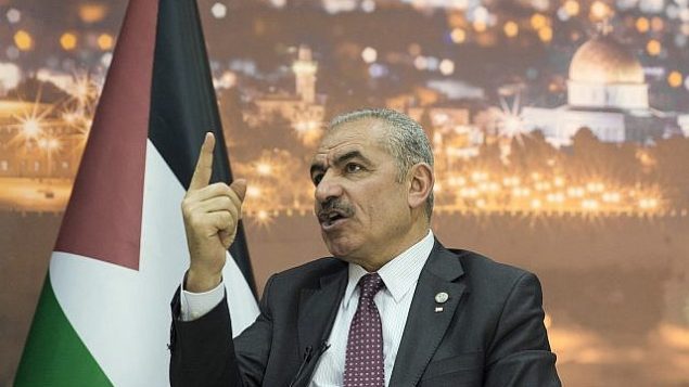 رئيس الوزراء الفلسطيني محمد شتية يتكلم خلال مقابلة مع وكالة ’أسوشيتد برس’ في مكتبه في رام الله بالضفة الغربية، 16 أبريل، 2019. (AP Photo/Nasser Nasser)