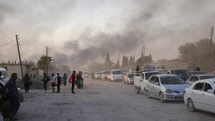 سوريون يفرون من القصف من قبل القوات التركية في رأس العين ، شمال شرق سوريا، 9 اكتوبر 2019 (AP Photo)
