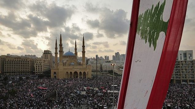 متظاهرون مناهضون للحكومة يرددون شعارات في بيروت، لبنان، 20 أكتوبر 2019 (AP Photo / Hassan Ammar)