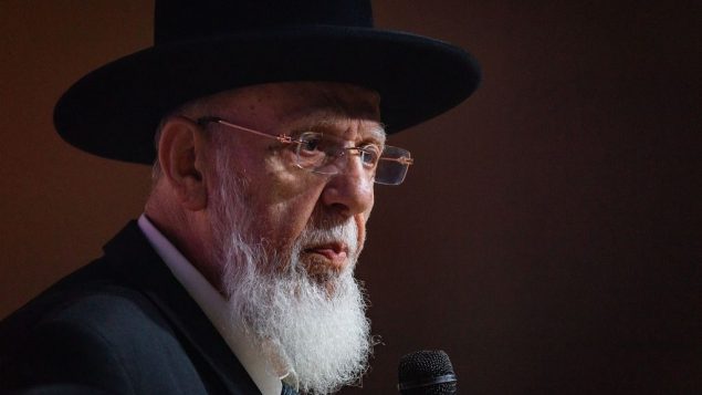 زعيم ’شاس’ الروحي الحاخام شالوم كوهين يتحدث في مؤتمر ’شاس’ في القدس، 27 سبتمبر 2018 (Aharon Krohn/Flash90)