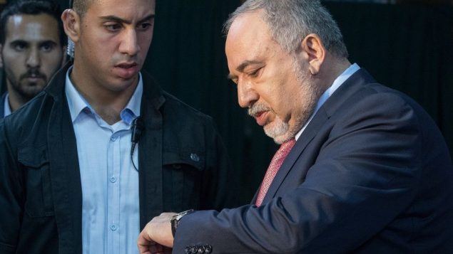 رئيس حزب ’يسرائيل بيتينو’ أفيغدور ليبرمان خلال جلسة لحزبه في نفيه إيلان، غربي القدس، 22 سبتمبر 2019 (Noam Revkin Fenton/Flash90)