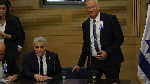 قائدي حزب ’أزرق أبيض’ بيني غانتس ويائير لابيد في اجتماع لحزب قبيل مراسم افتتاح الكنيست ال22، 3 أكتوبر، 2019. (Hadas Parush/Flash90) قائدي حزب ’أزرق أبيض’ بيني غانتس ويائير لابيد في اجتماع لحزب قبيل مراسم افتتاح الكنيست ال22، 3 أكتوبر، 2019. (Hadas Parush/Flash90)